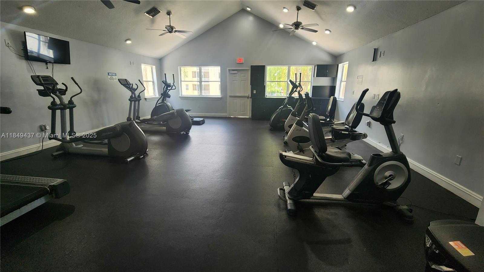 Small Image of 8100 GENEVA CT #340, Doral Number 24