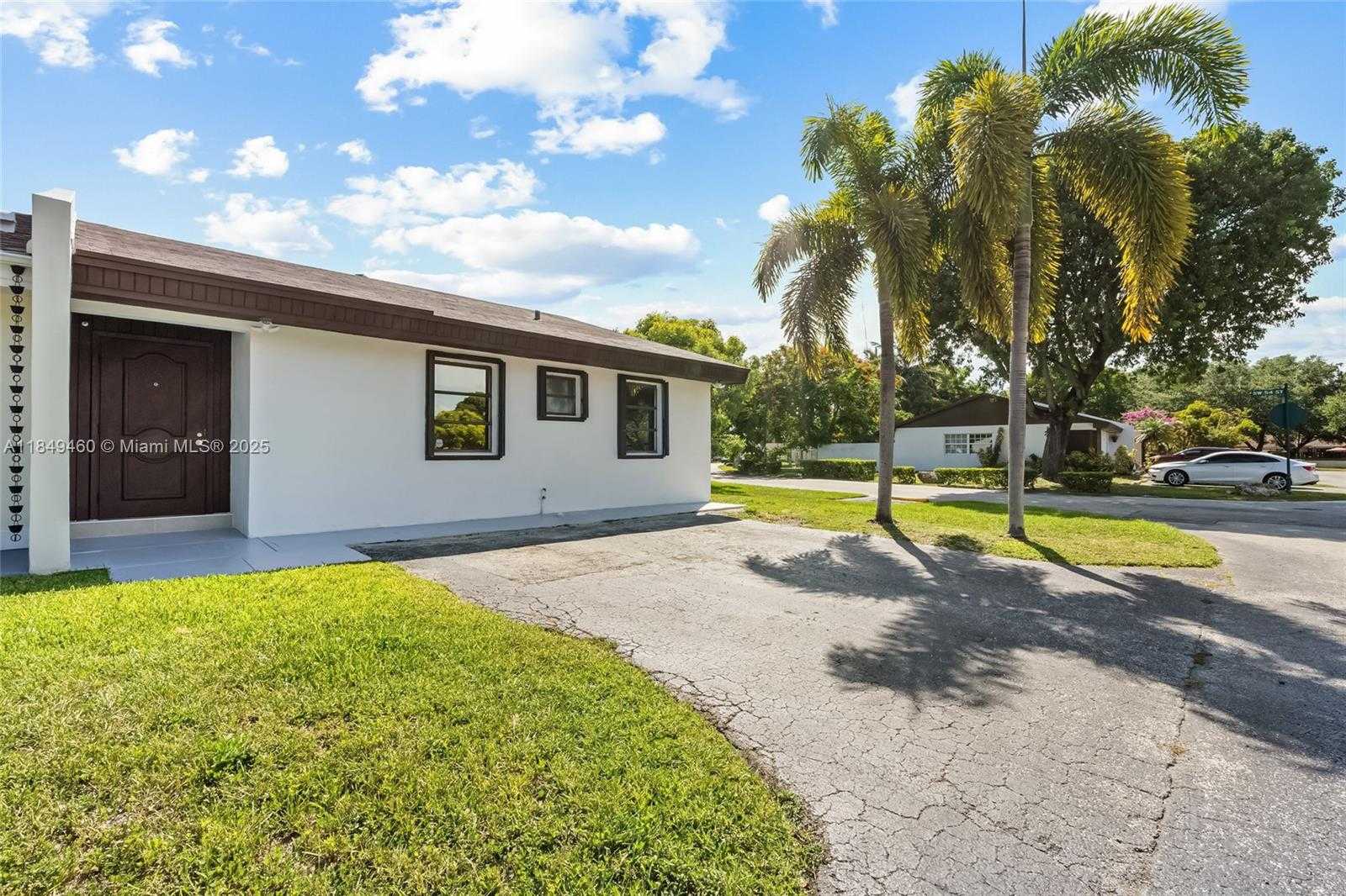 Small Image of 5402 SOUTH WEST 138TH PL, Miami Number 2