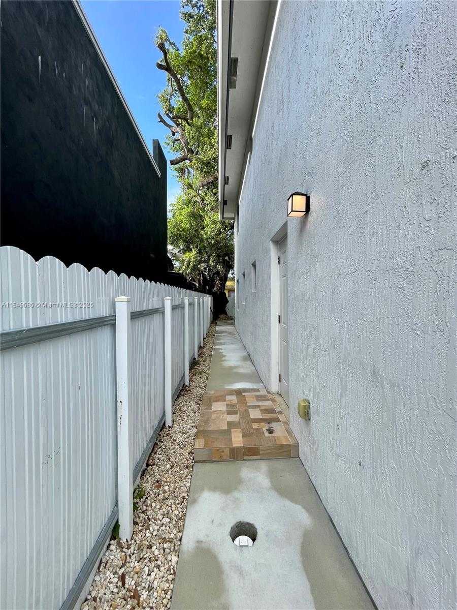Small Image of 2957 NORTH WEST 45TH ST #2957, Miami Number 13
