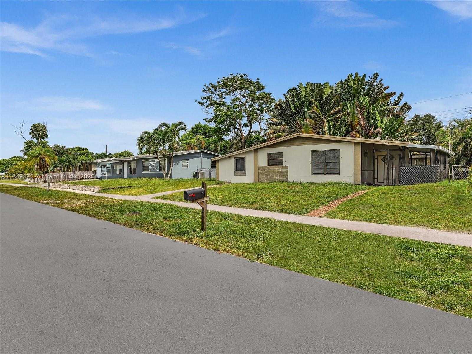 Small Image of 5611 SOUTH WEST 37TH ST #1, Davie Number 2