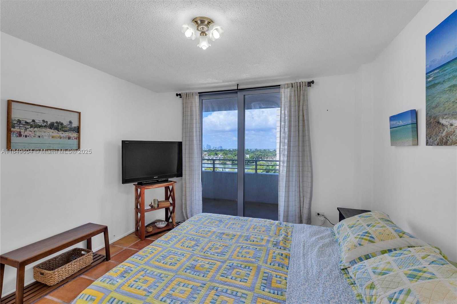 Small Image of 5555 COLLINS AVE #8U, Miami Beach Number 24