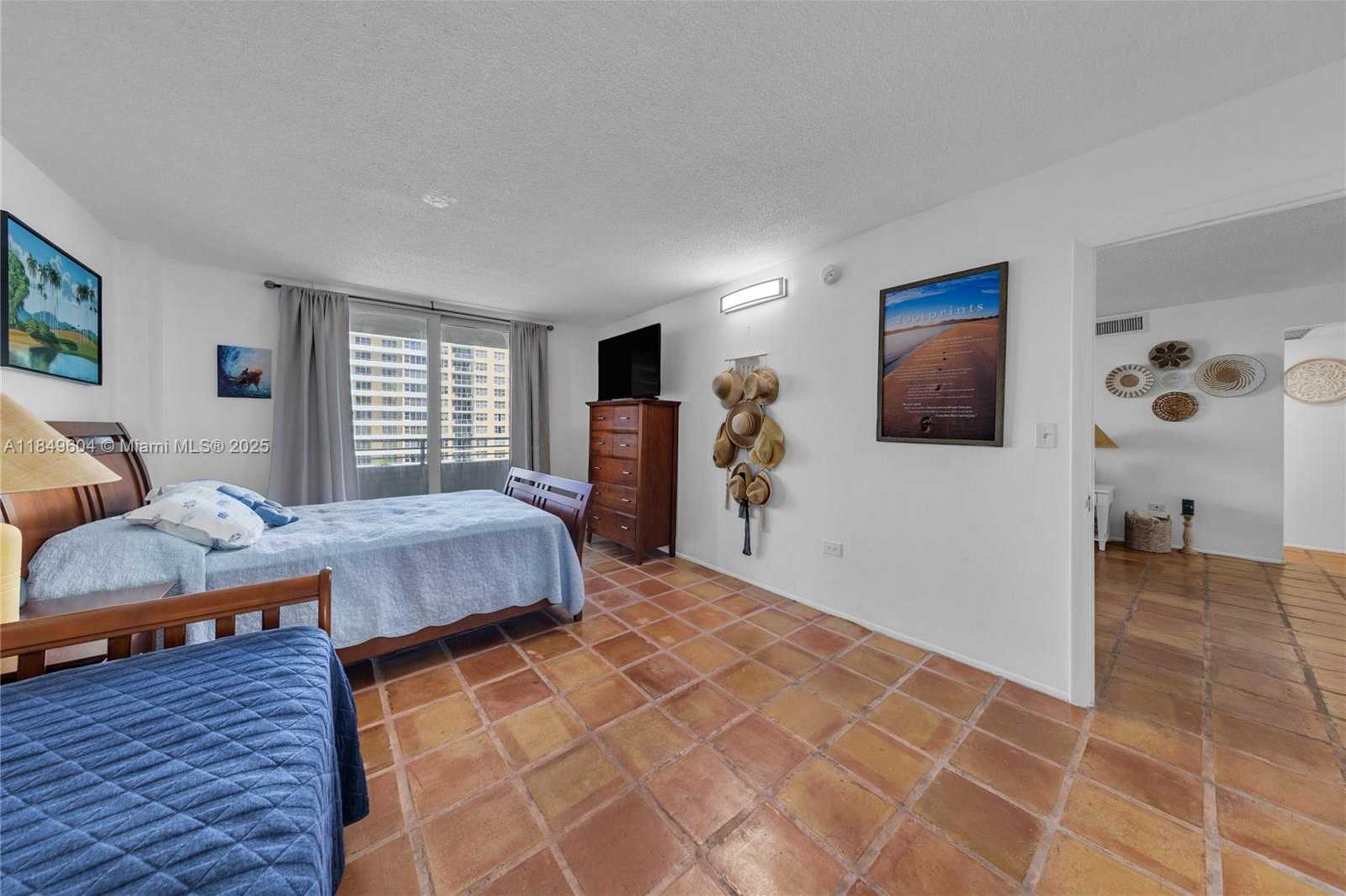 Small Image of 5555 COLLINS AVE #8U, Miami Beach Number 30