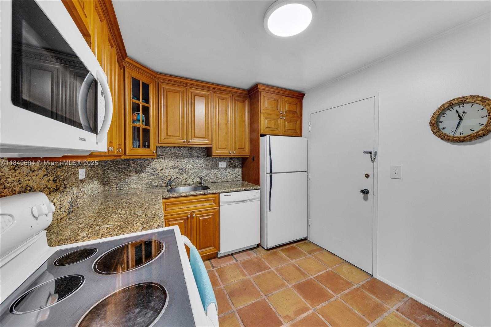 Small Image of 5555 COLLINS AVE #8U, Miami Beach Number 32