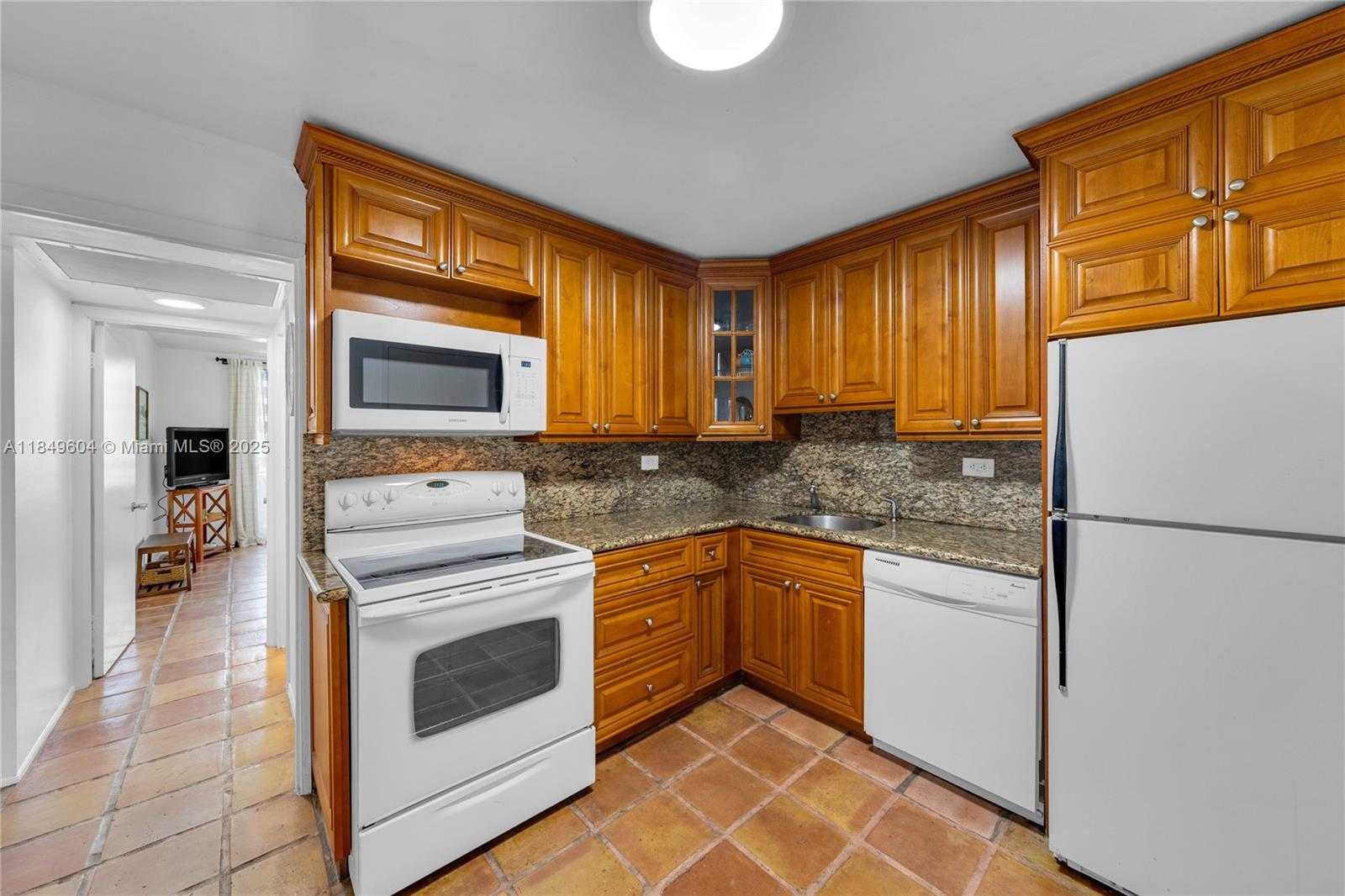 Small Image of 5555 COLLINS AVE #8U, Miami Beach Number 33