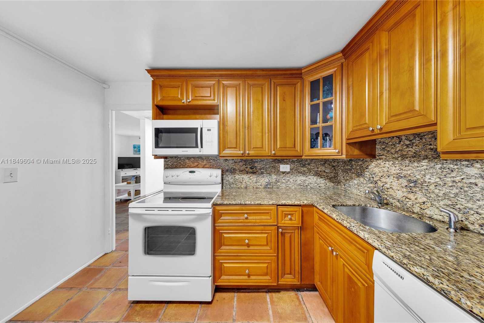 Small Image of 5555 COLLINS AVE #8U, Miami Beach Number 35