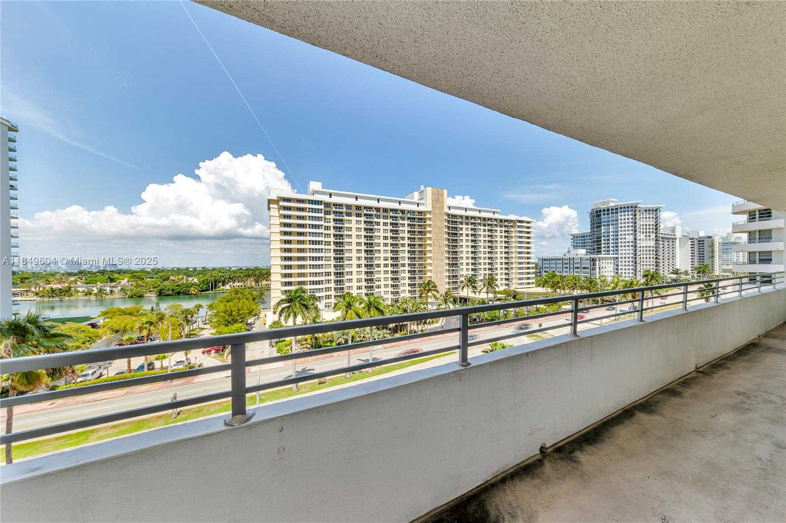 Small Image of 5555 COLLINS AVE #8U, Miami Beach Number 48