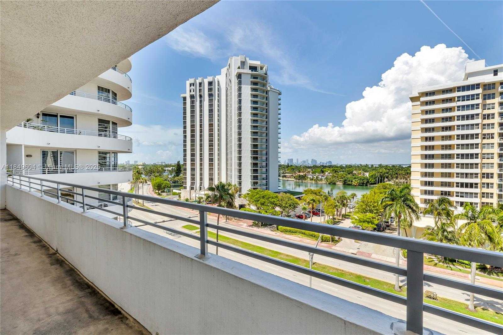 Small Image of 5555 COLLINS AVE #8U, Miami Beach Number 50