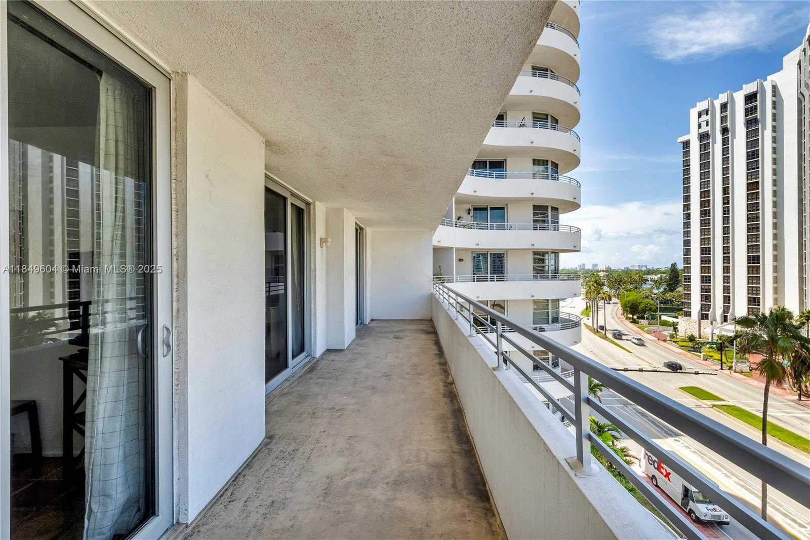 Small Image of 5555 COLLINS AVE #8U, Miami Beach Number 51