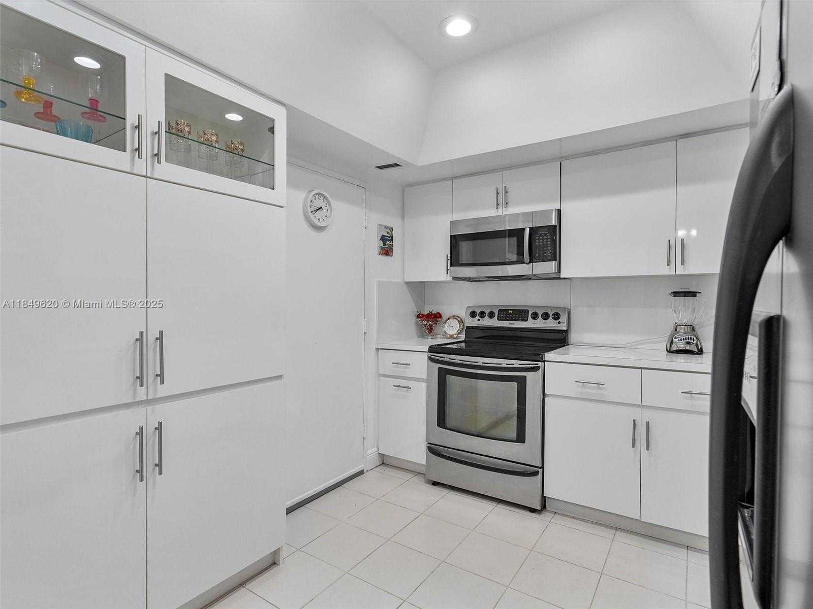 Small Image of 5555 COLLINS AVE #17S, Miami Beach Number 12
