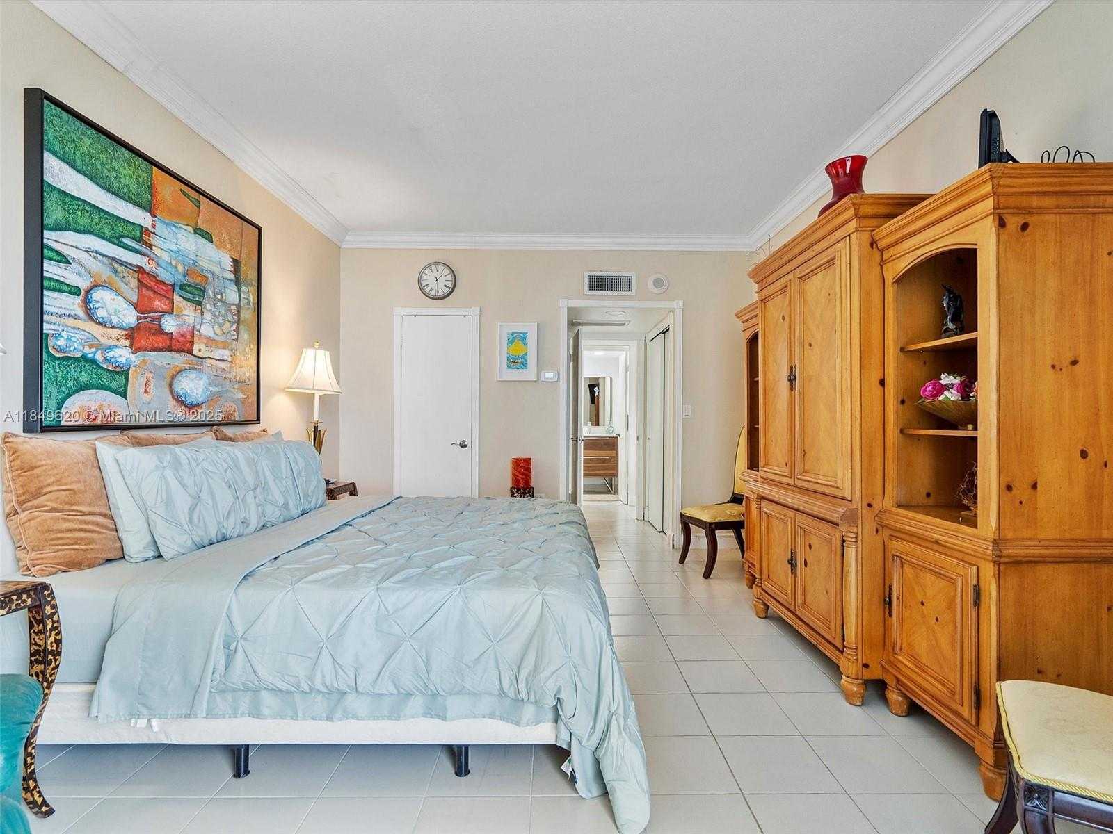 Small Image of 5555 COLLINS AVE #17S, Miami Beach Number 13