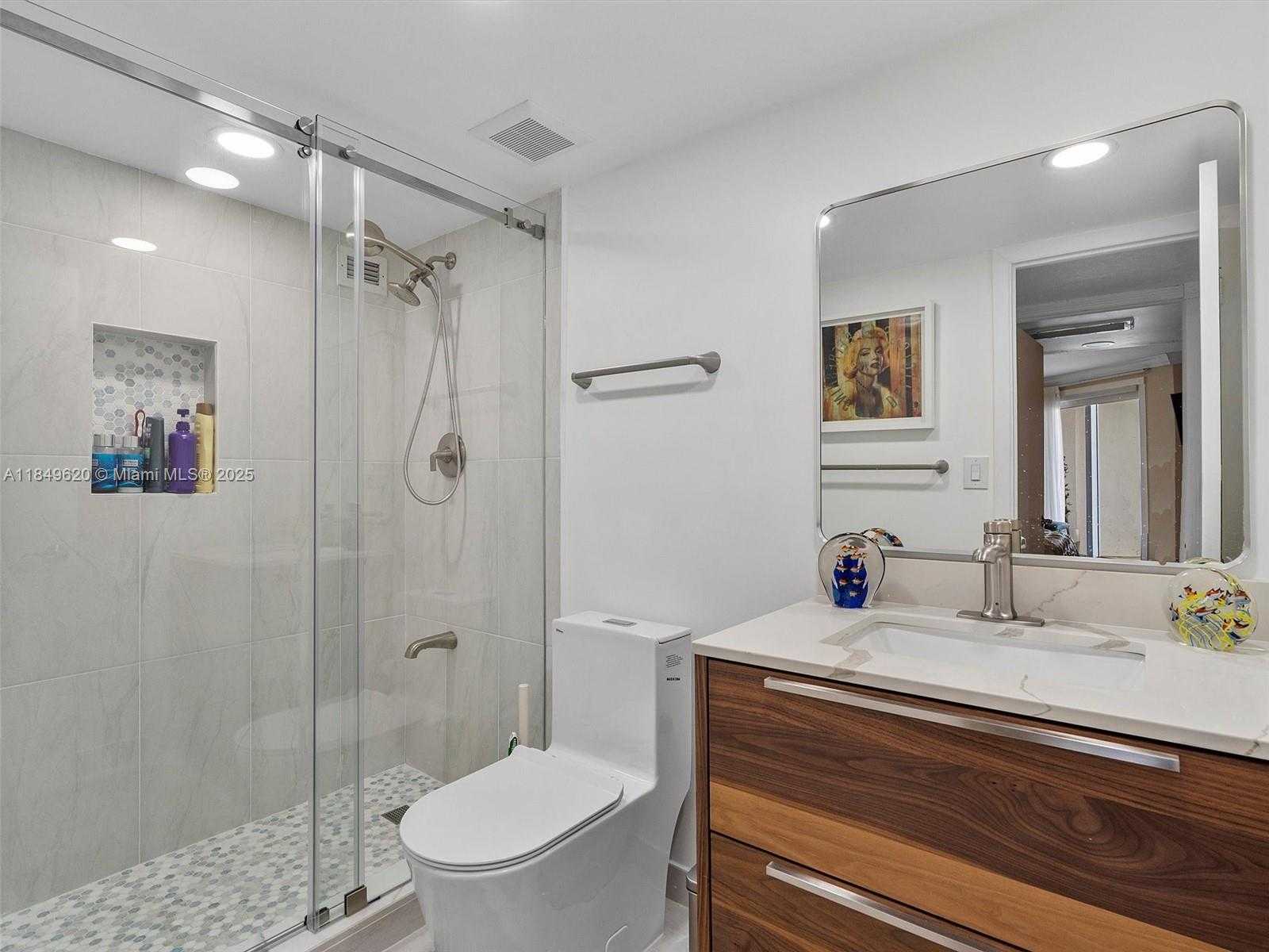 Small Image of 5555 COLLINS AVE #17S, Miami Beach Number 4