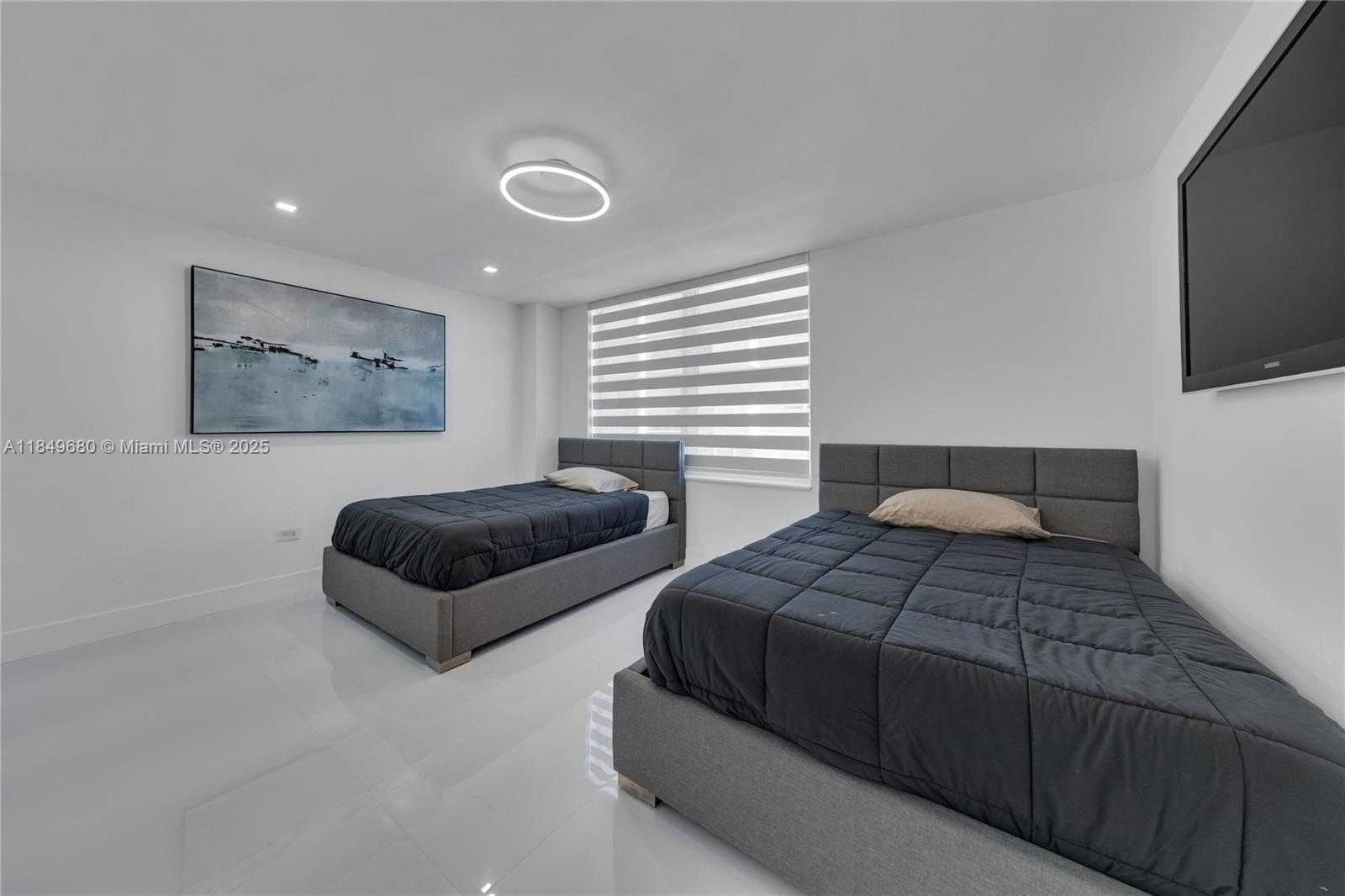 Small Image of 5555 COLLINS AVE #11D, Miami Beach Number 10