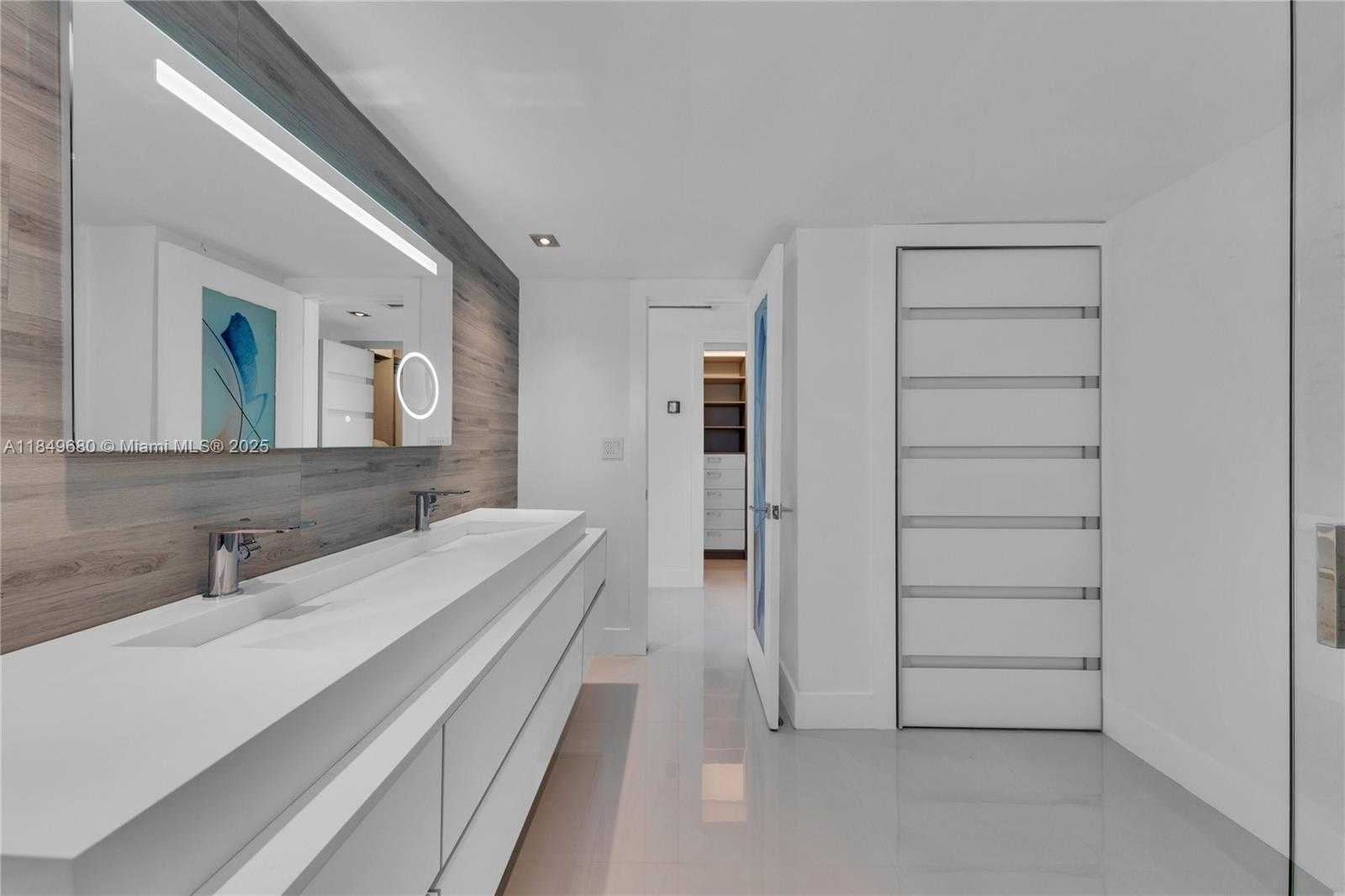 Small Image of 5555 COLLINS AVE #11D, Miami Beach Number 18