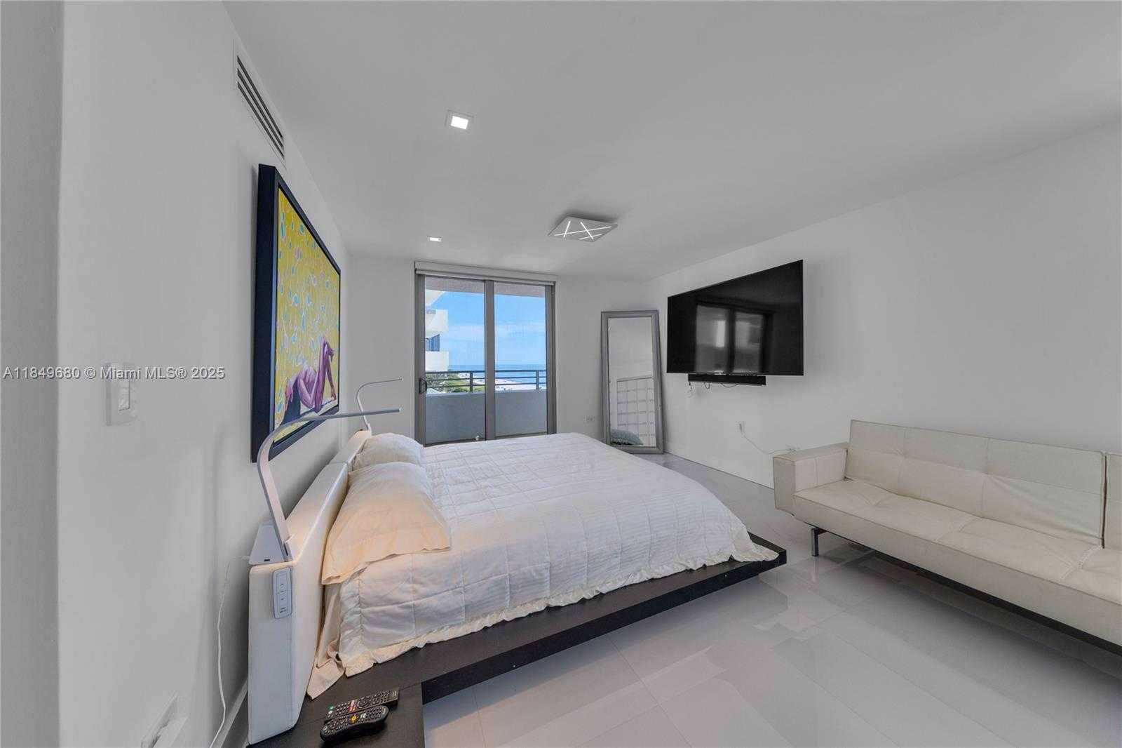 Small Image of 5555 COLLINS AVE #11D, Miami Beach Number 20