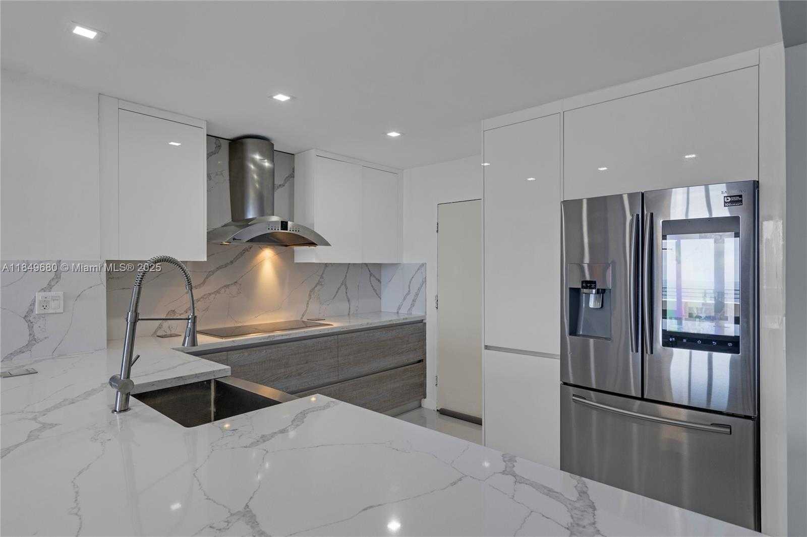 Small Image of 5555 COLLINS AVE #11D, Miami Beach Number 23