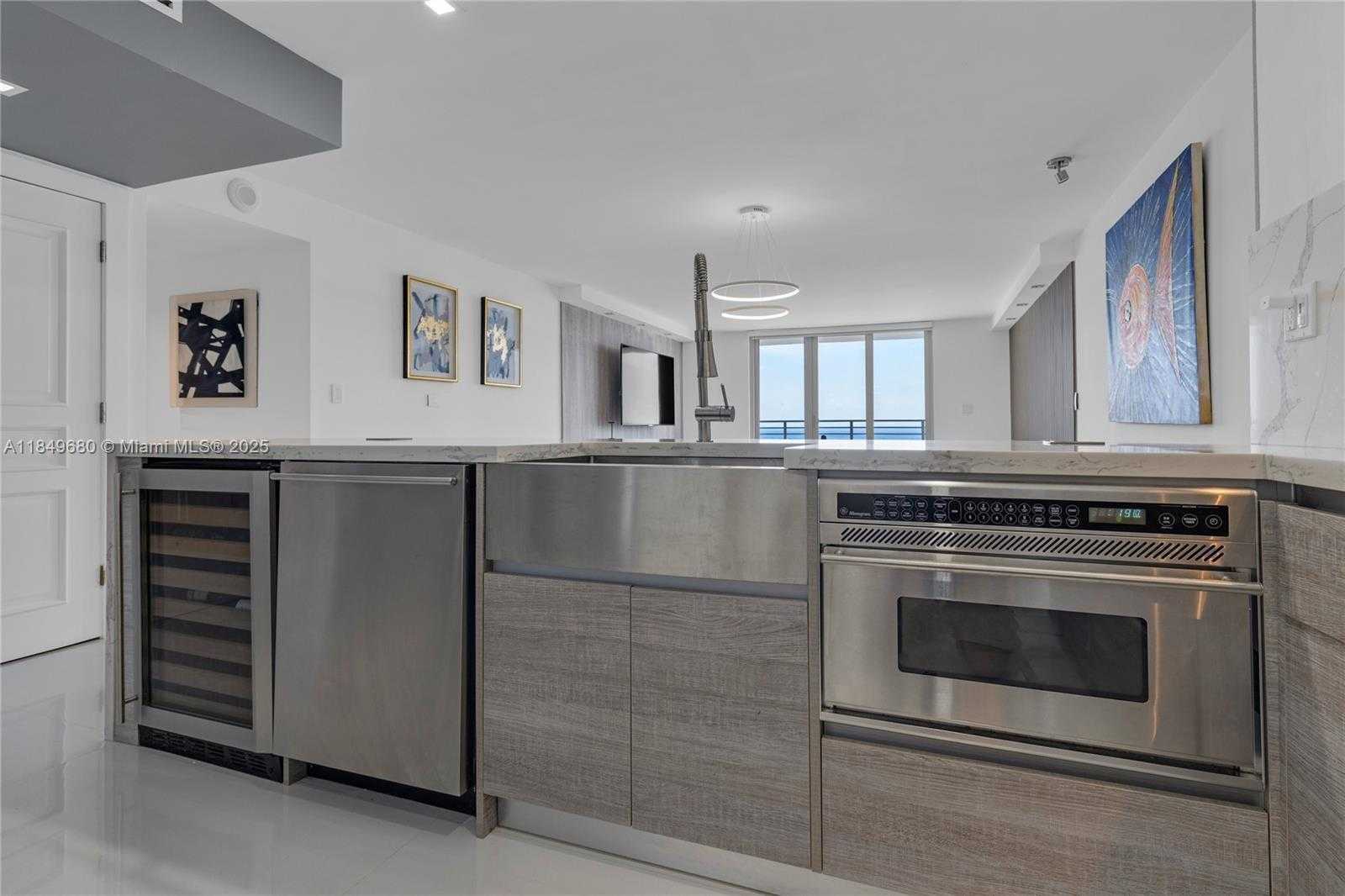 Small Image of 5555 COLLINS AVE #11D, Miami Beach Number 27