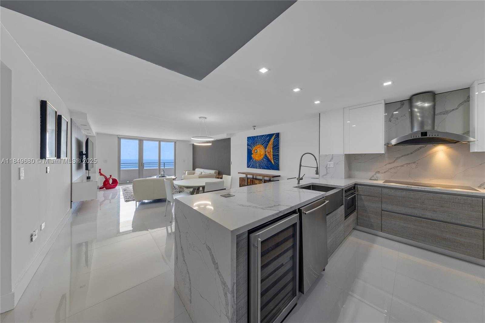 Small Image of 5555 COLLINS AVE #11D, Miami Beach Number 3