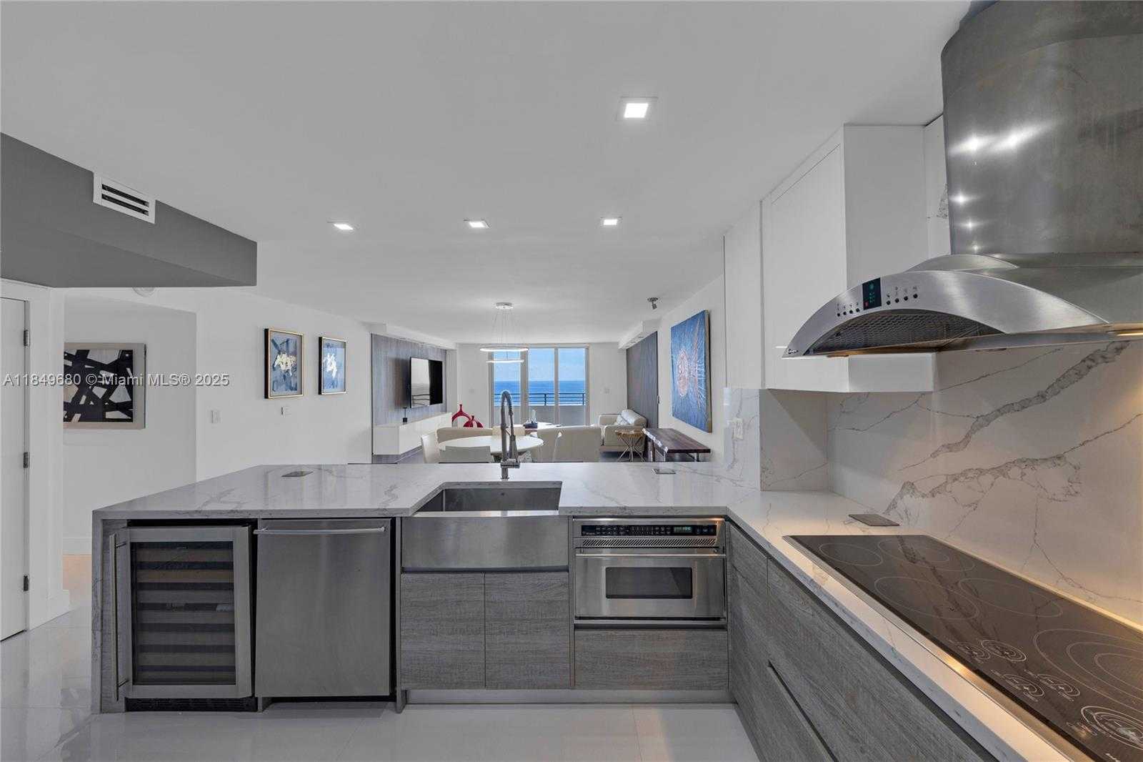 Small Image of 5555 COLLINS AVE #11D, Miami Beach Number 4