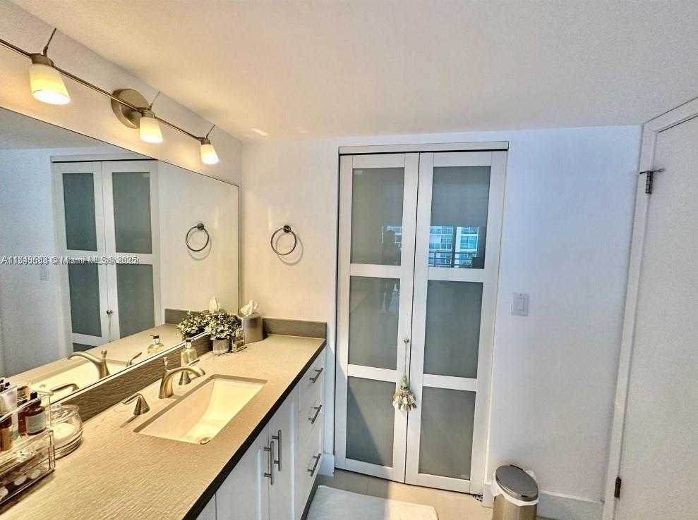 Small Image of 2025 BRICKELL AVE #1003, Miami Number 8
