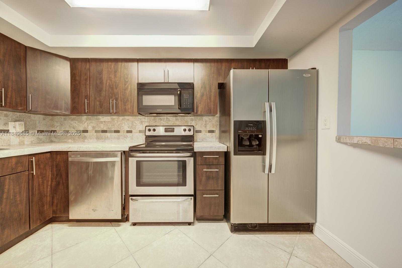 Small Image of 9371 FONTAINEBLEAU BLVD #I227, Miami Number 3
