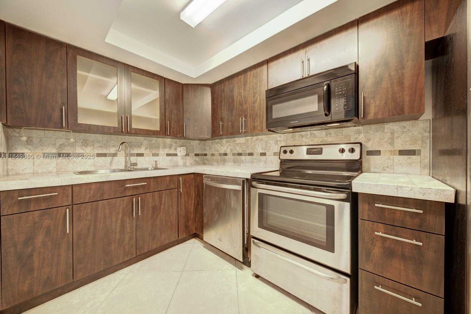 Small Image of 9371 FONTAINEBLEAU BLVD #I227, Miami Number 4