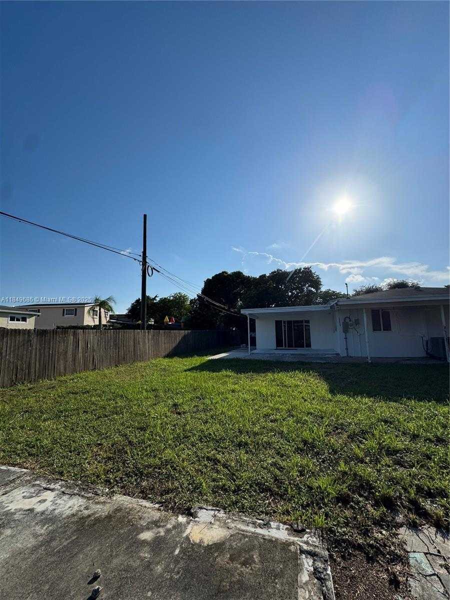 Small Image of 6828 SOUTH WEST 5TH ST, Pembroke Pines Number 2