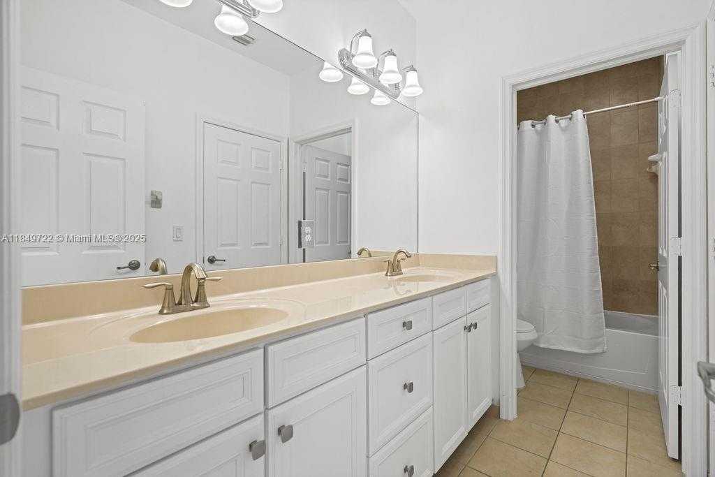 Small Image of 10016 NORTH WEST 89TH TER, Doral Number 35
