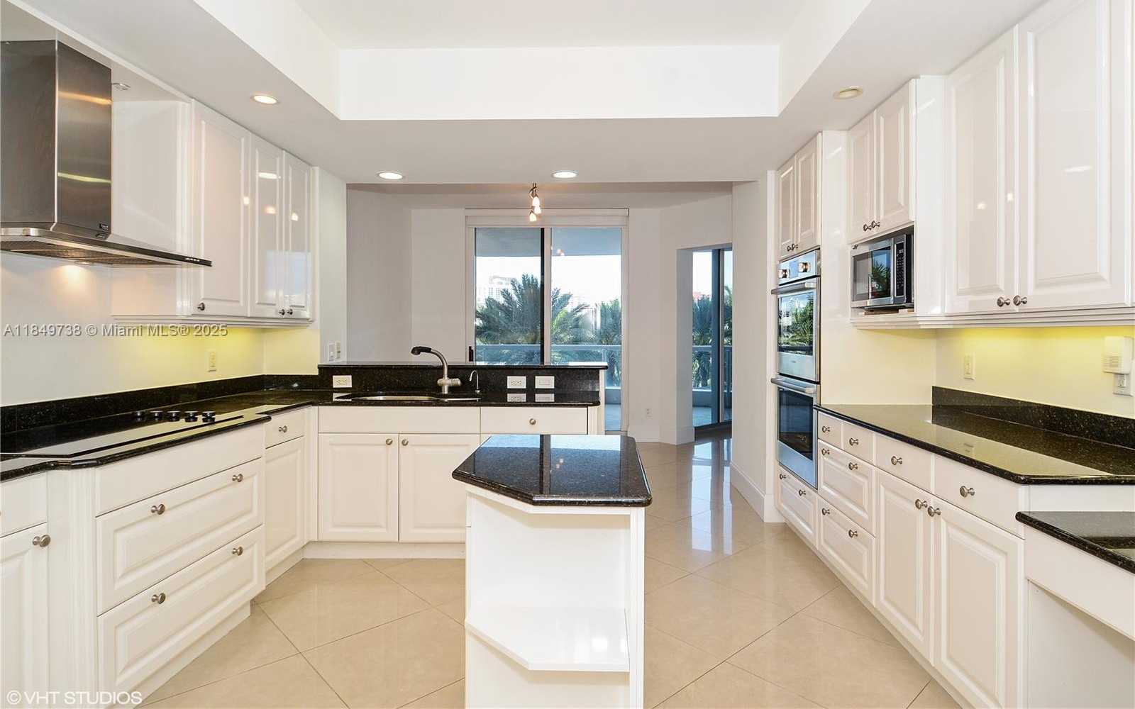 Small Image of 21200 POINT PL #404, Aventura Number 4