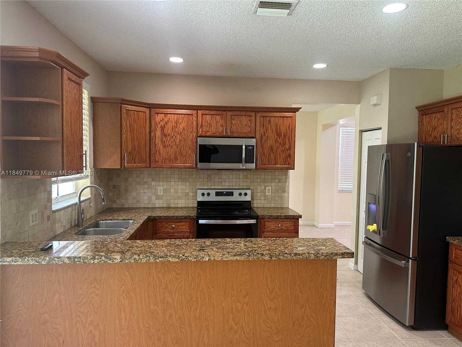 Small Image of 4383 LAUREL RIDGE CIR, Weston Number 10