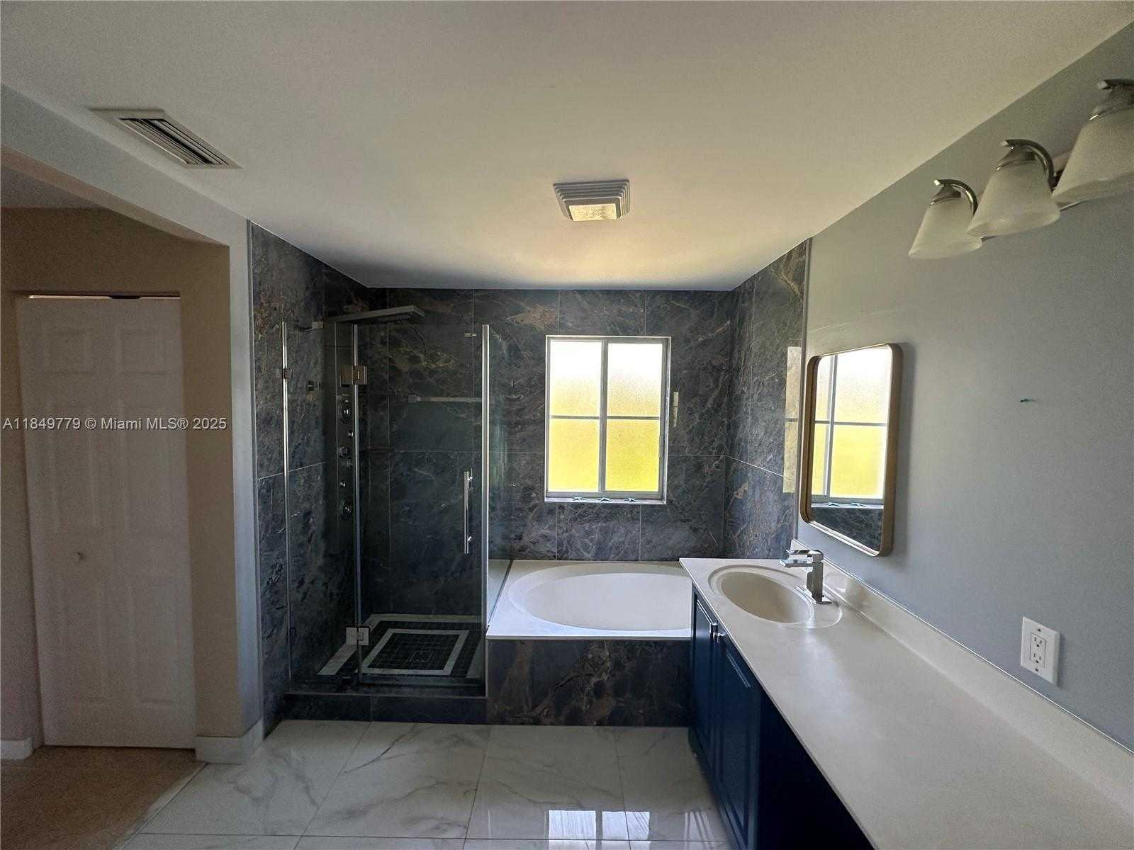 Small Image of 4383 LAUREL RIDGE CIR, Weston Number 12