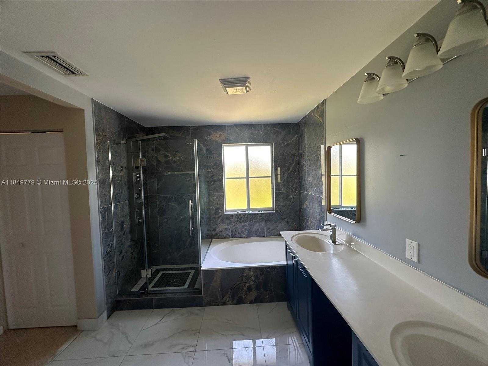 Small Image of 4383 LAUREL RIDGE CIR, Weston Number 16
