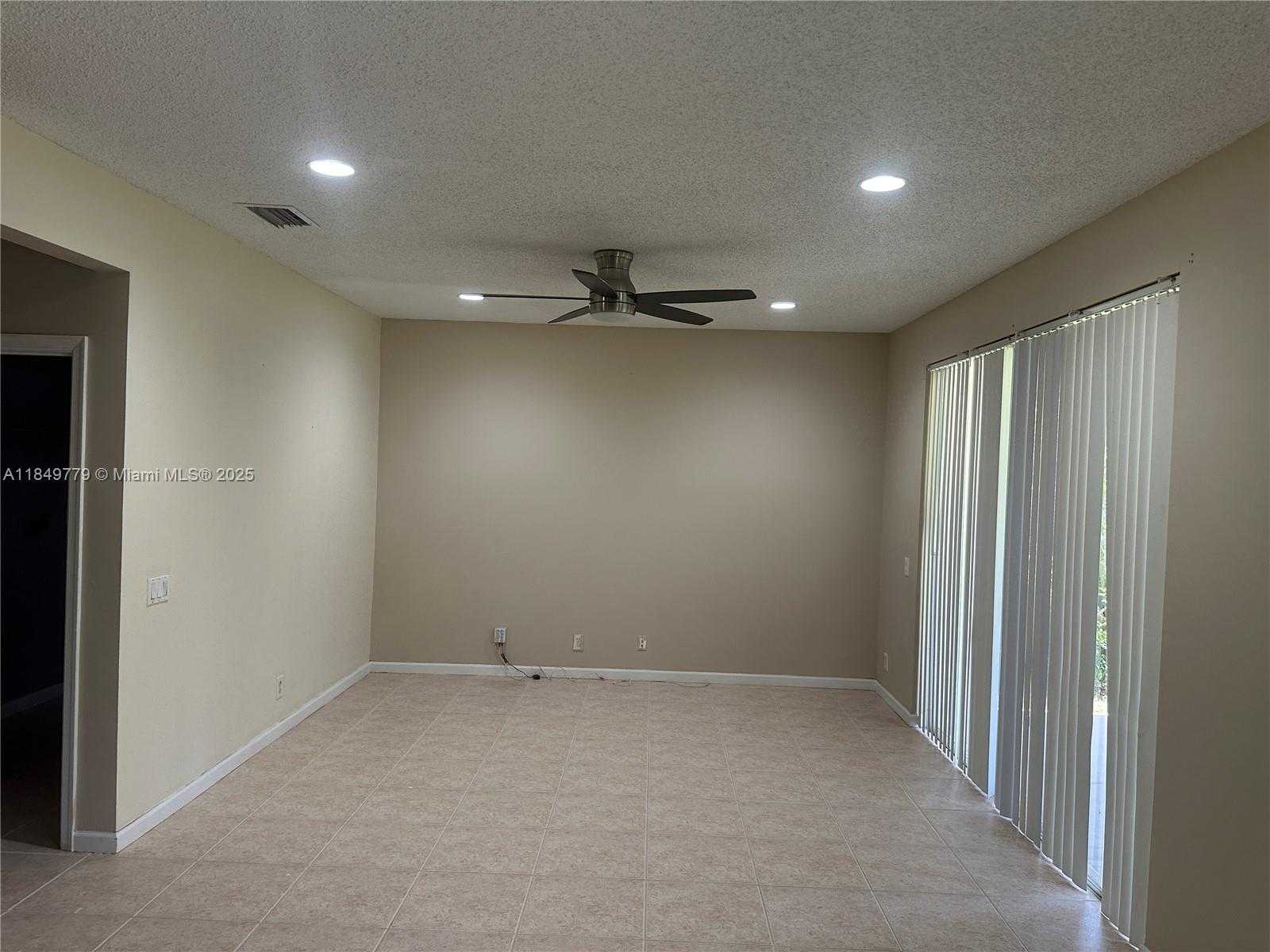Small Image of 4383 LAUREL RIDGE CIR, Weston Number 19
