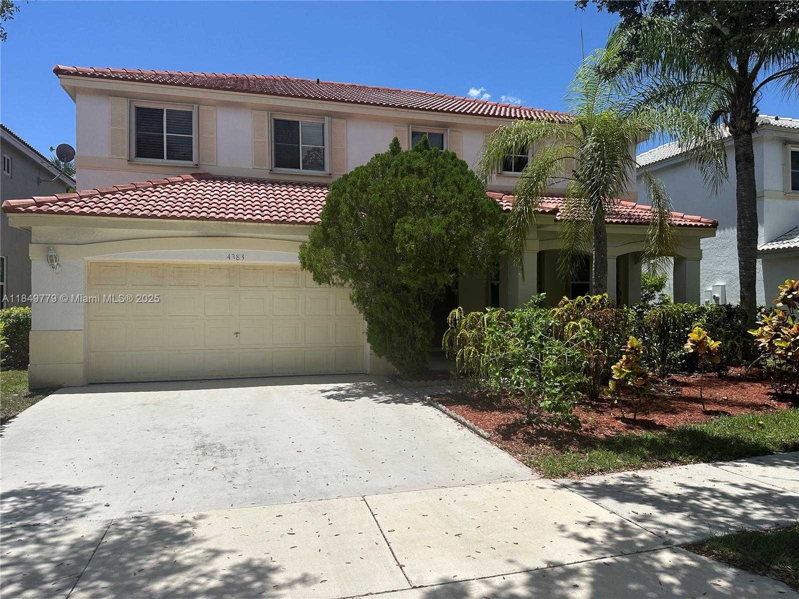Small Image of 4383 LAUREL RIDGE CIR, Weston Number 2