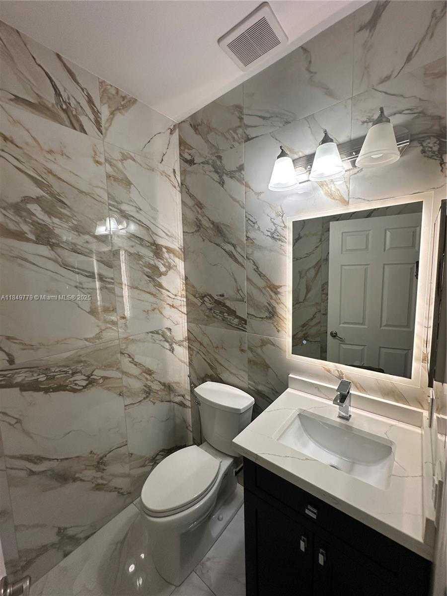 Small Image of 4383 LAUREL RIDGE CIR, Weston Number 25