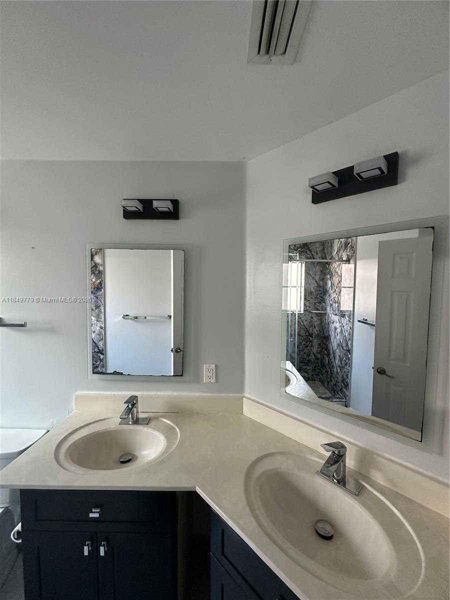 Small Image of 4383 LAUREL RIDGE CIR, Weston Number 30