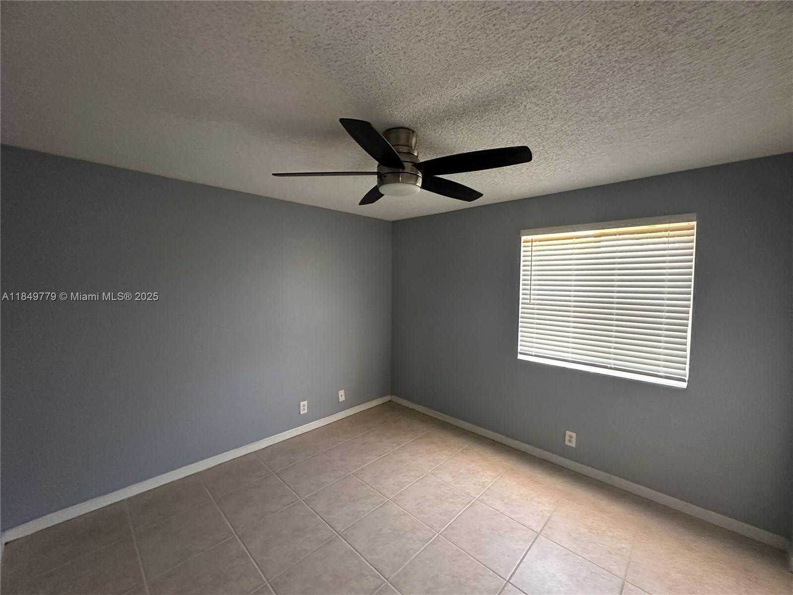 Small Image of 4383 LAUREL RIDGE CIR, Weston Number 31