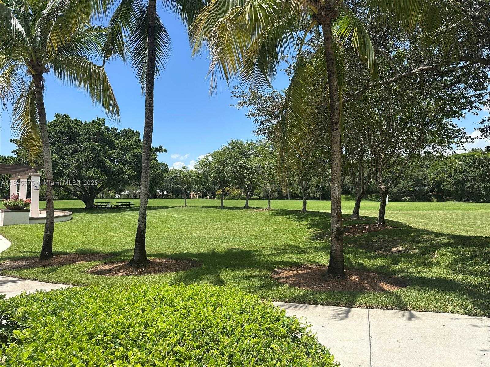 Small Image of 4383 LAUREL RIDGE CIR, Weston Number 38