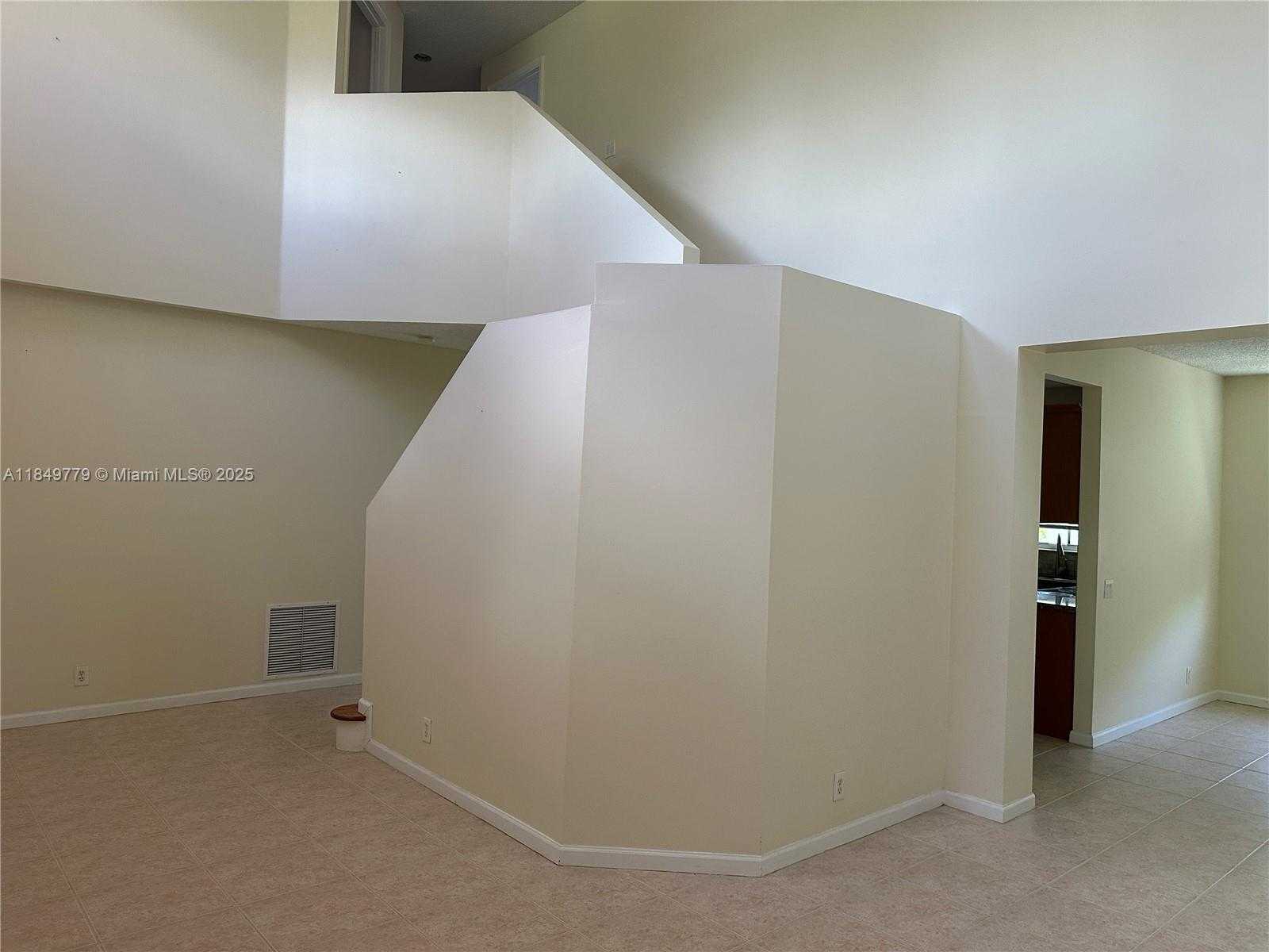 Small Image of 4383 LAUREL RIDGE CIR, Weston Number 8