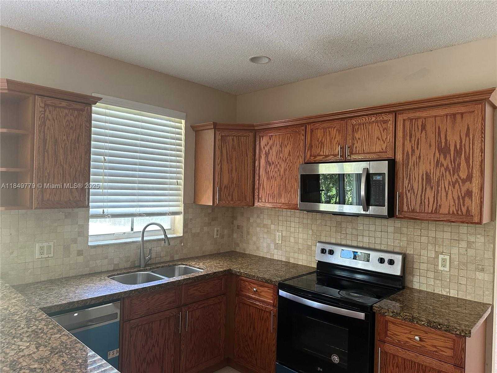 Small Image of 4383 LAUREL RIDGE CIR, Weston Number 9