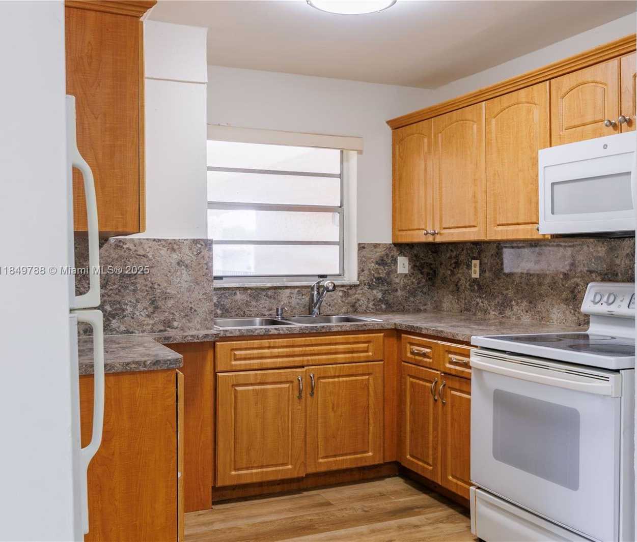 Small Image of 8870 FONTAINEBLEAU BLVD #410, Miami Number 10