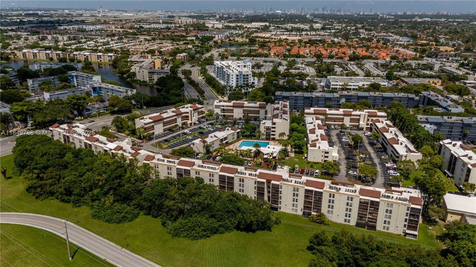 Small Image of 8870 FONTAINEBLEAU BLVD #410, Miami Number 43