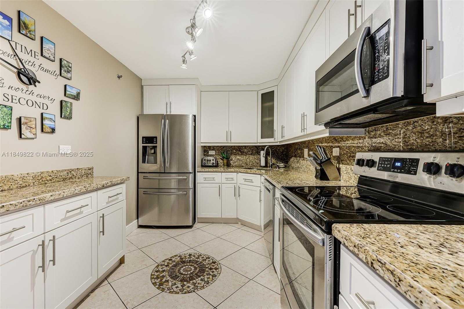 Small Image of 6039 COLLINS AVE #936, Miami Beach Number 13