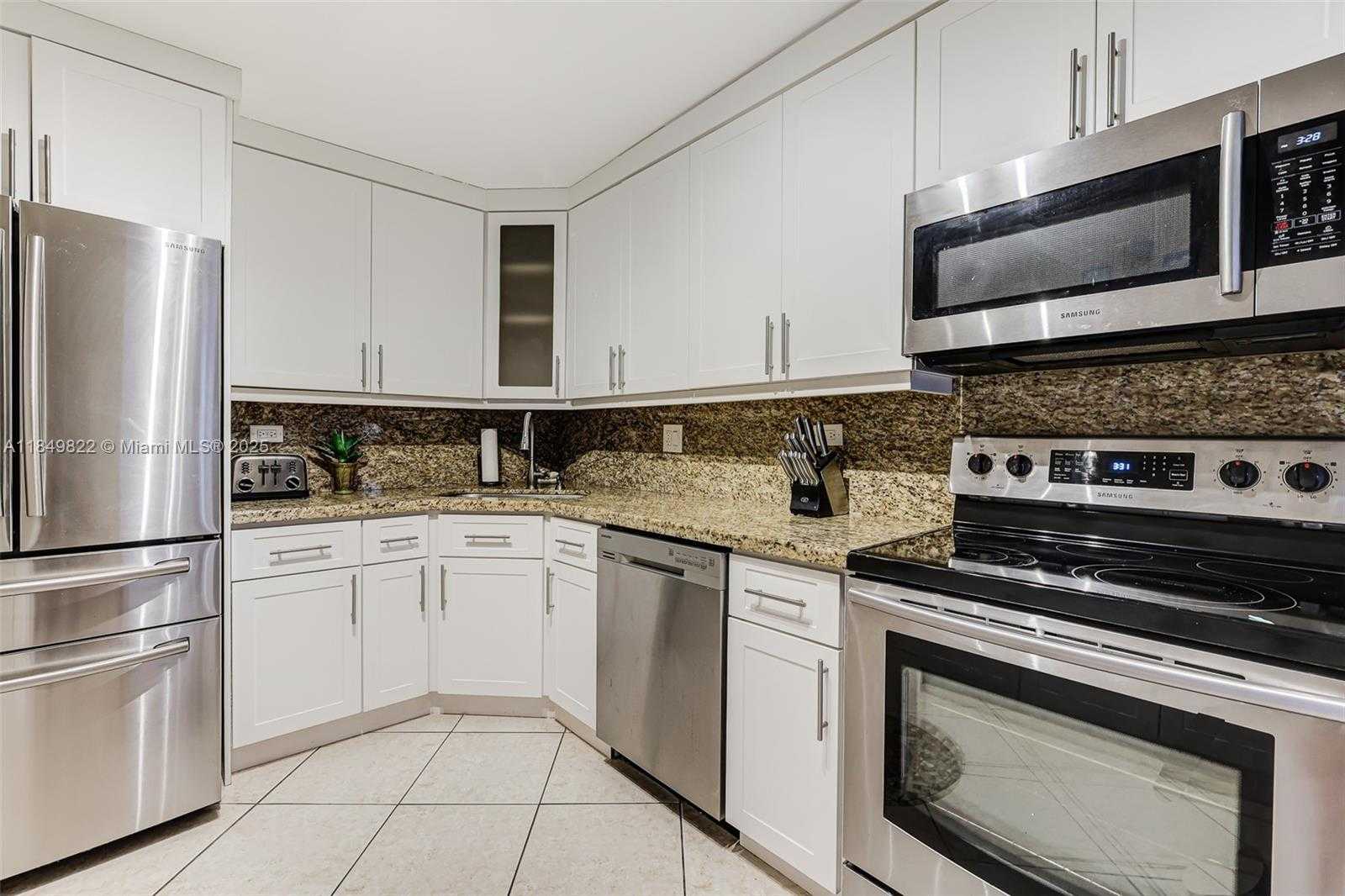 Small Image of 6039 COLLINS AVE #936, Miami Beach Number 14