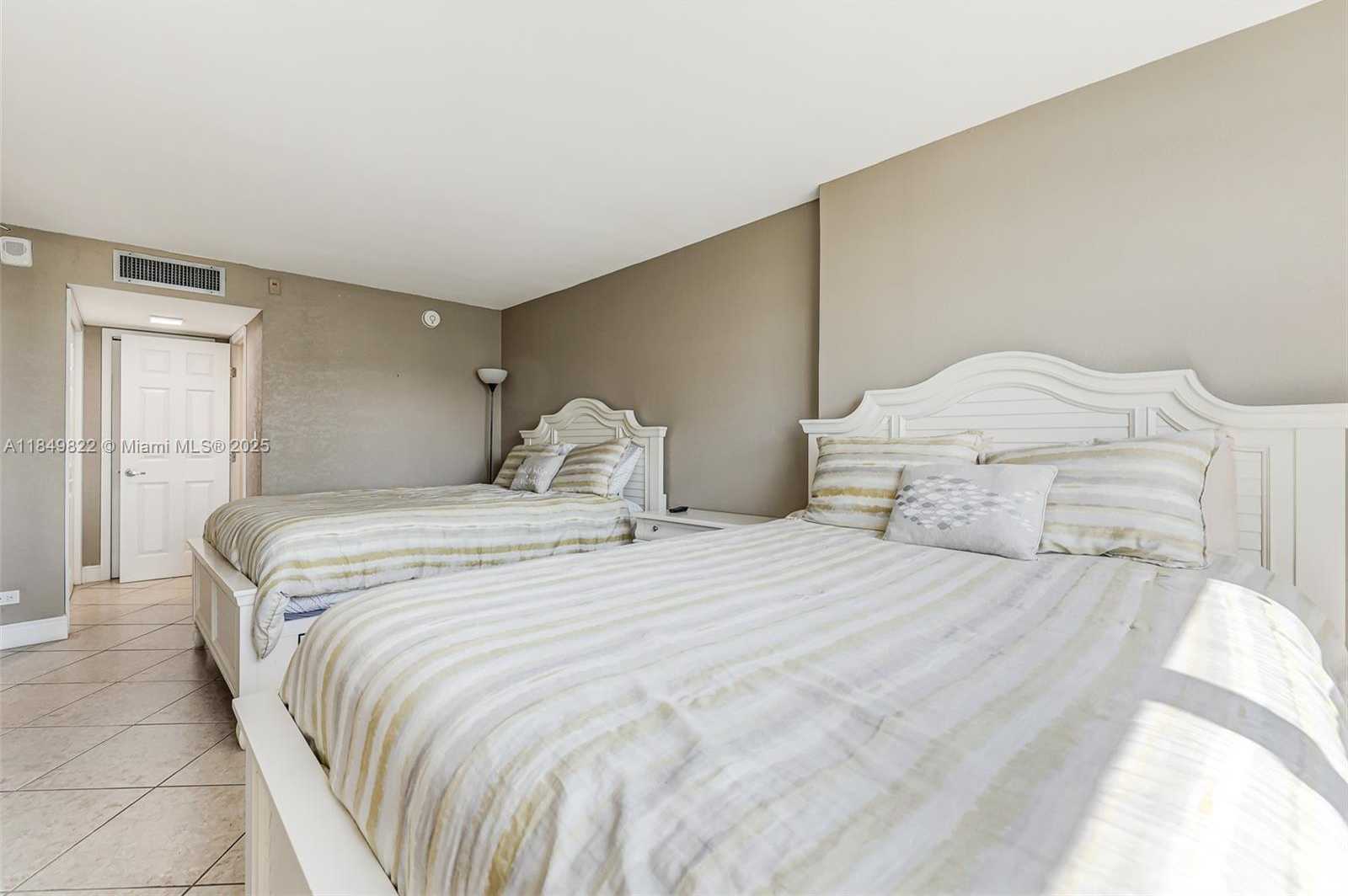 Small Image of 6039 COLLINS AVE #936, Miami Beach Number 24