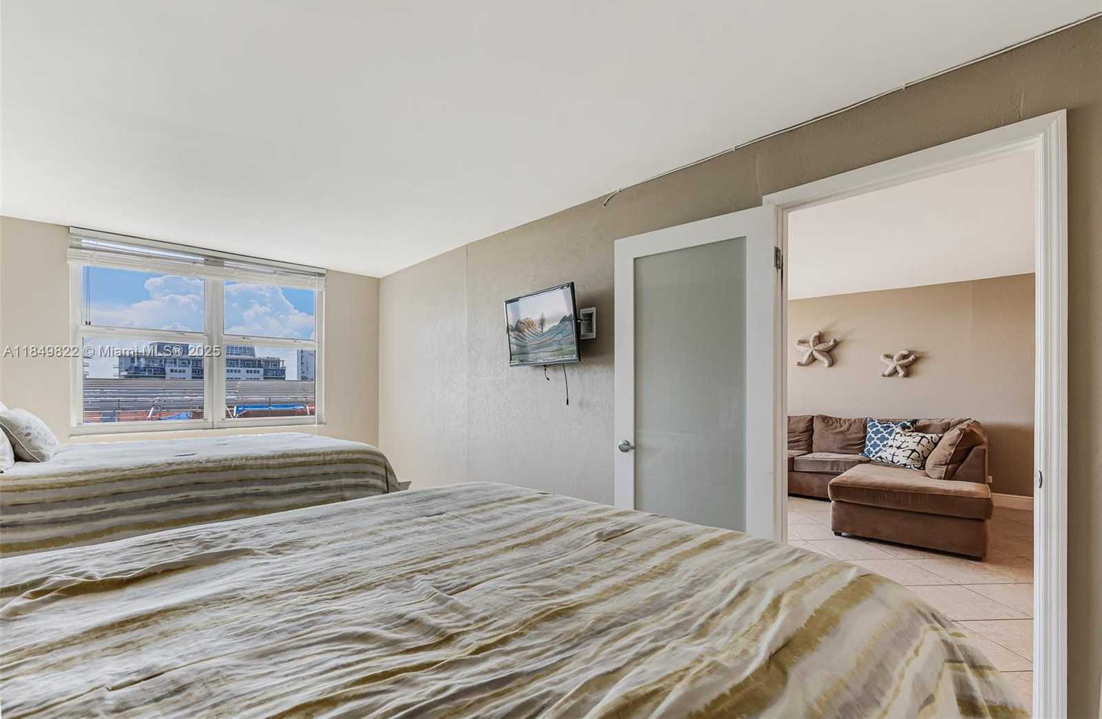 Small Image of 6039 COLLINS AVE #936, Miami Beach Number 25