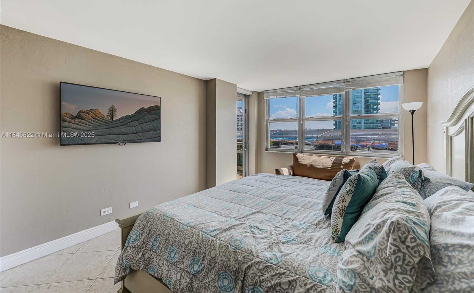 Small Image of 6039 COLLINS AVE #936, Miami Beach Number 28