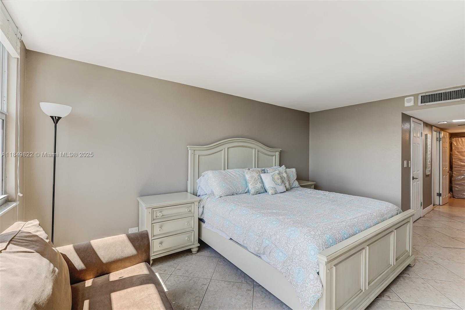 Small Image of 6039 COLLINS AVE #936, Miami Beach Number 30
