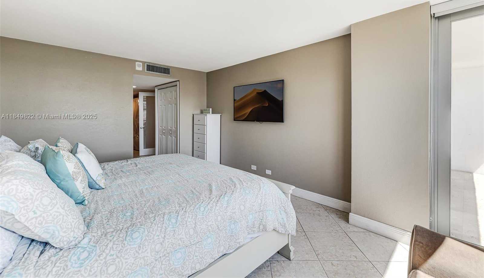 Small Image of 6039 COLLINS AVE #936, Miami Beach Number 31
