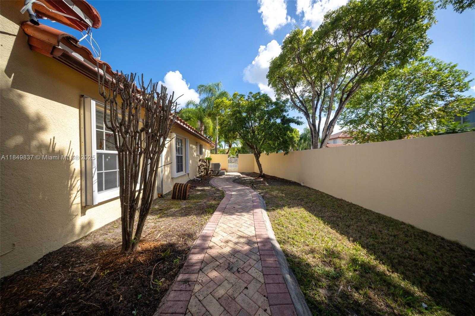 Small Image of 10530 NORTH WEST 52ND TER, Doral Number 24
