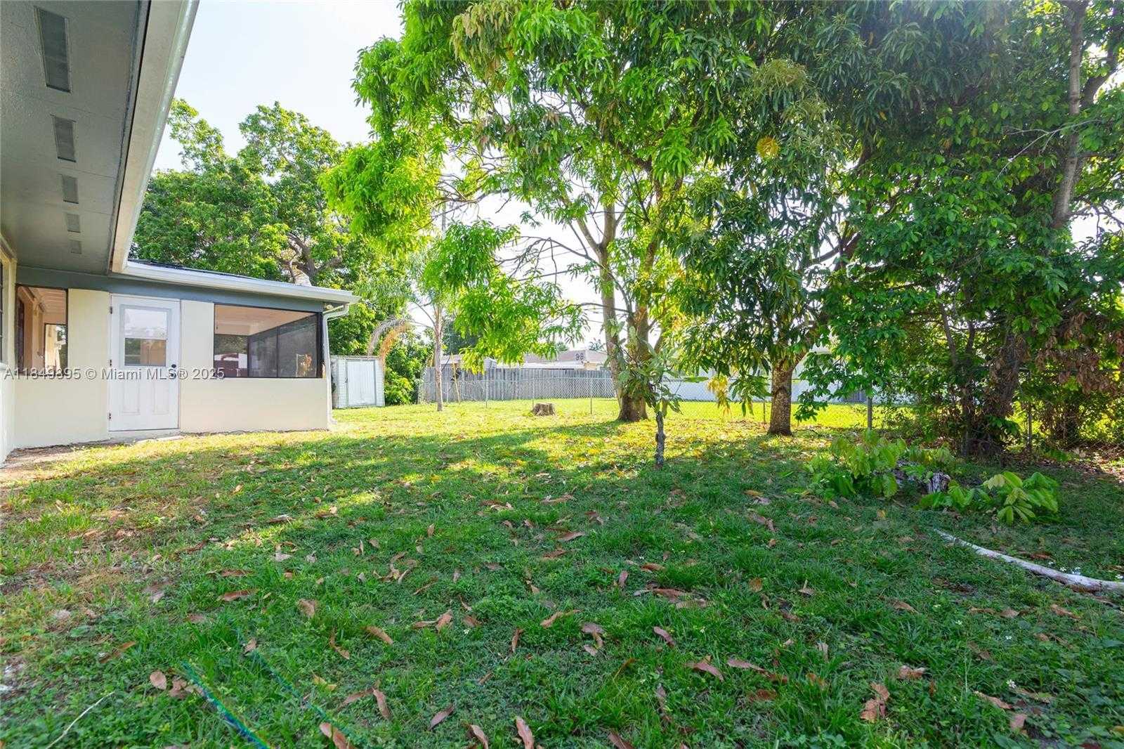 Small Image of 16221 SOUTH WEST 102ND AVE, Miami Number 4